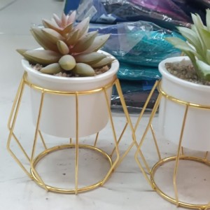 ستاند ذهبي مع قوار ورد صبار16 سم بورسلان ستاند ذهبي مع قوار ورد صبار16 سم بورسلان